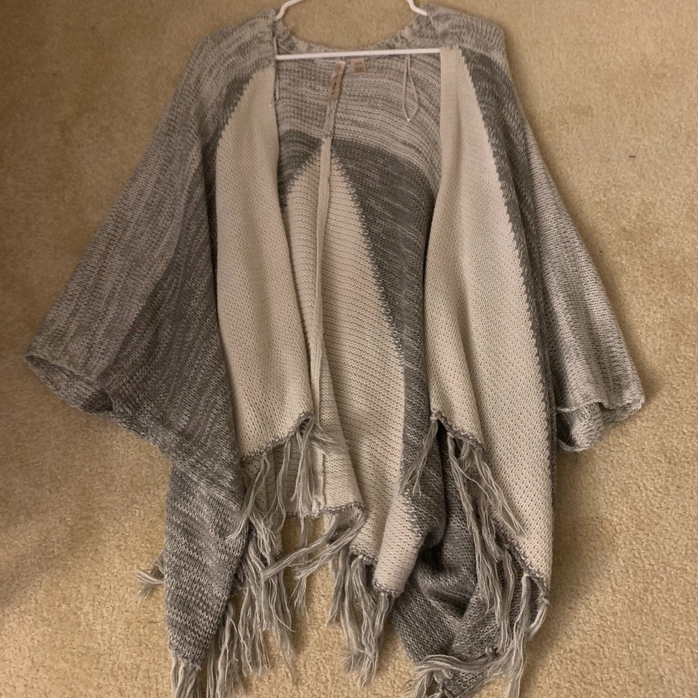 Gray/White Short Sleeve Sweater/Shaw